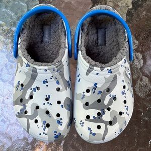 Boys grey camo crocs. Barely worn and fleece lined. Size 1